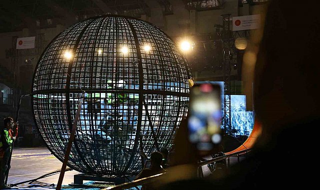 UCI Dağ Bisikleti Eliminatör Dünya Şampiyonası seremonisinde şovlar ve gösteriler adeta nefes kesti