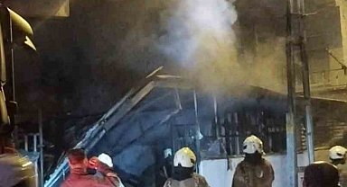 Ümraniye'de çıkan yangında gecekondu ve park halindeki otomobil kullanılamaz hale geldi