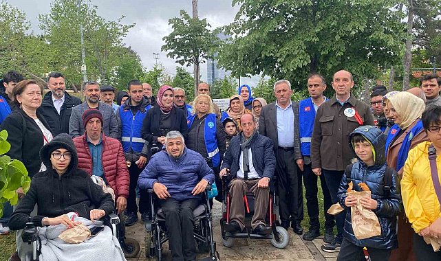 Ümraniye'de engelli vatandaşlar, "Senin de Bir Ağacın Olsun" sloganıyla fidanları toprakla buluşturdu