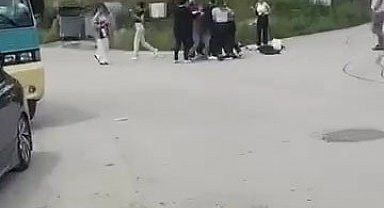 Üniversiteli genç kızlar sokak ortasında saç saça kavga etti