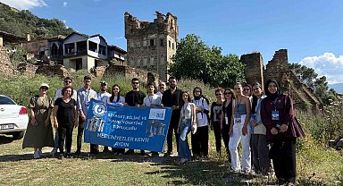 Üniversiteli gençler, tarihi Arpaz Kulesi'ne dikkat çekti