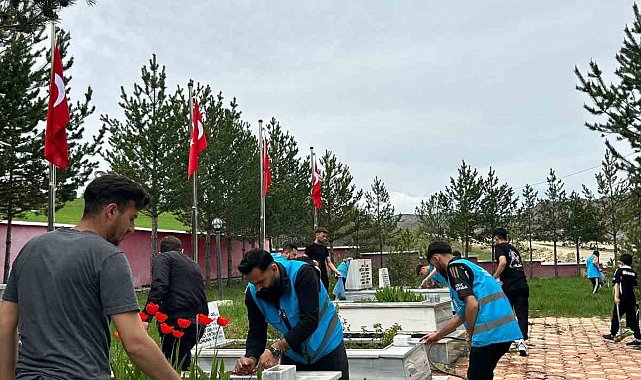 Üniversiteli öğrenciler Alucra Şehitliği'nde çevre düzenleme çalışması yaptı