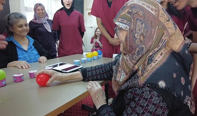 Üniversitelilerin huzurevindeki etkinliği hem güldürdü hem duygulandırdı