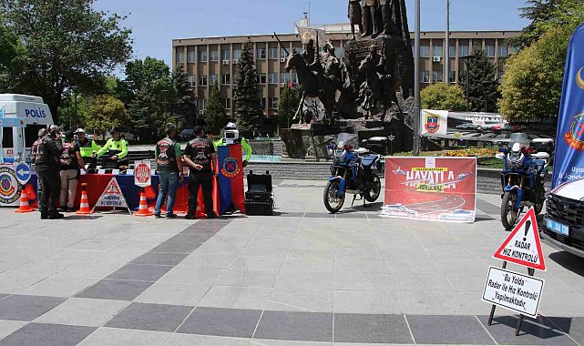 Uşak'ta öğrencilere kırmızı düdük dağıtıldı