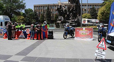 Uşak'ta öğrencilere kırmızı düdük dağıtıldı