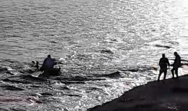 Uyarılara aldırış etmedi, traktörüyle akarsuda mahsur kaldı