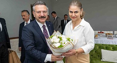 Vali Aksoy engelli birey annesi ve öğretmeni Neşe Uyguner'i ziyaret etti