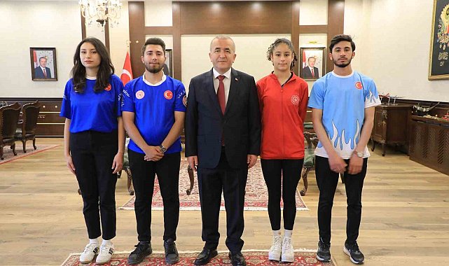 Vali Hatipoğlu, gençlerle bir araya geldi