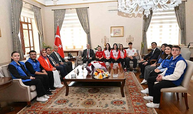 Vali Özkan gençleri ağırladı