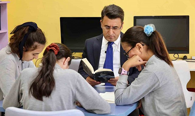 Vali Şefik Aygöl, öğrencilerle kitap okudu