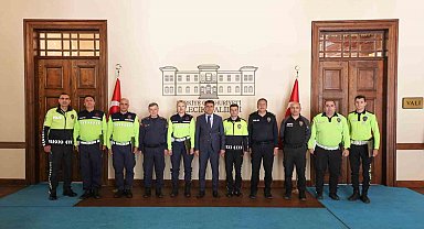 Vali Şefik Aygöl'den trafik personeline başarı belgesi