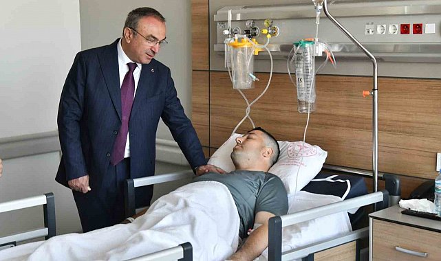 Vali yaralı polisi ziyaret etti: Alkollü sürücü çarpıp kaçmıştı