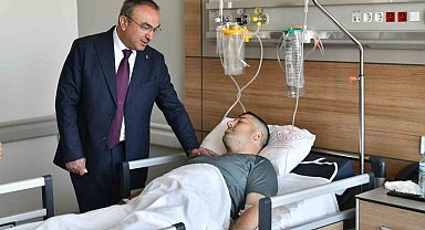 Vali yaralı polisi ziyaret etti: Alkollü sürücü çarpıp kaçmıştı