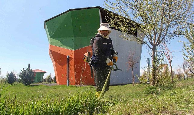 Van Büyükşehir Belediyesi parklarda çalışma başlattı