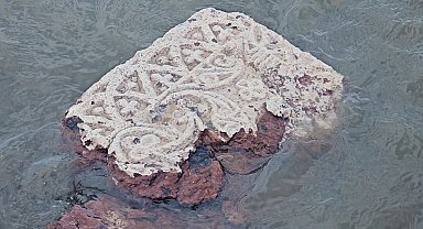 Van Gölü'ndeki tarihi mezarlar definecilerin hedefi oldu