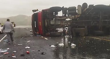 Van-Hakkari karayolunda tır devrildi: 2 yaralı