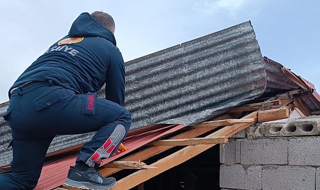 Van itfaiyesi fırtınaya karşı gece boyu seferber oldu