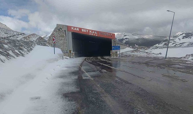 Van'da dağların zirvesinde kar, ovalarında çiçek