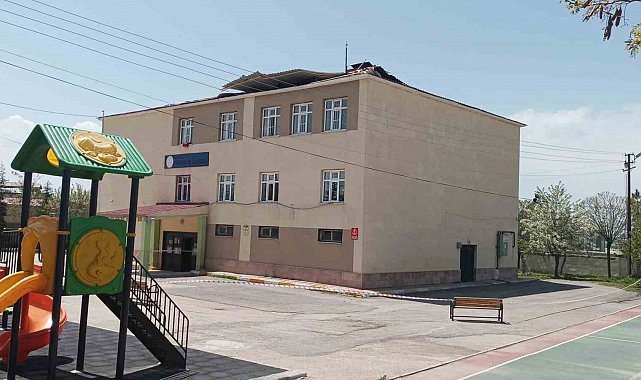 Van'da fırtına okulun çatısını uçurdu