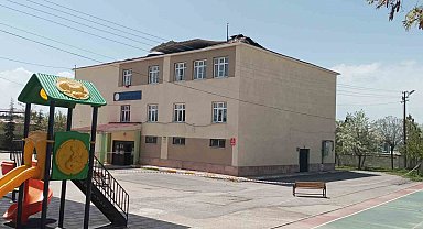 Van'da fırtına okulun çatısını uçurdu