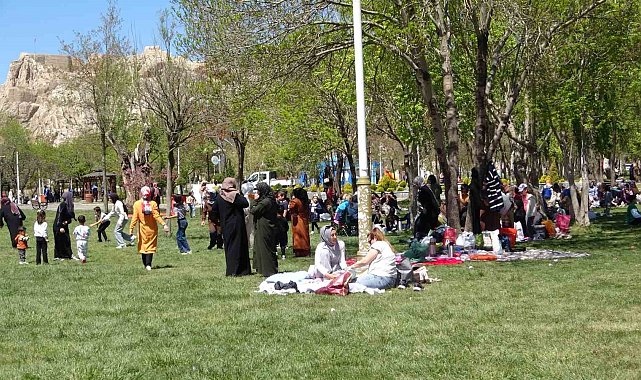 Van'da Hıdırellez etkinliği renkli görüntülere sahne oldu