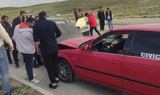 Van'da iki otomobil kafa kafaya çarpıştı: 1 yaralı