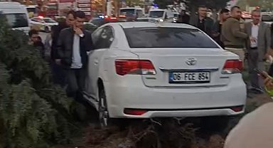 Van'da kontrolden çıkan araç ağaca çarptı: 2 yaralı