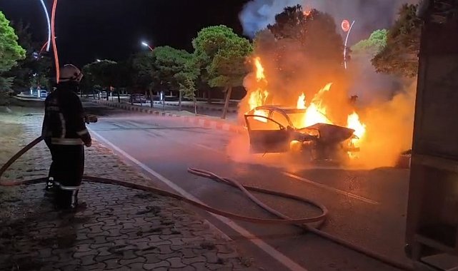 Van'da park halindeki araca çarpan otomobil alev alev yandı