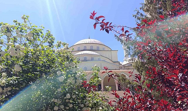 Van'da yarım asırlık Hazreti Ömer Camii'nde son cuma namazı kılındı