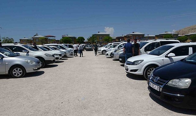 Van'daki oto pazarı satıcılarla doldu