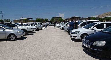 Van'daki oto pazarı satıcılarla doldu
