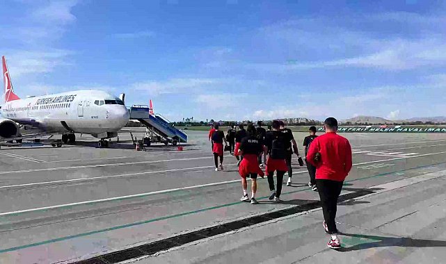 Vanspor kafilesi uçakla Elazığ'a gitti