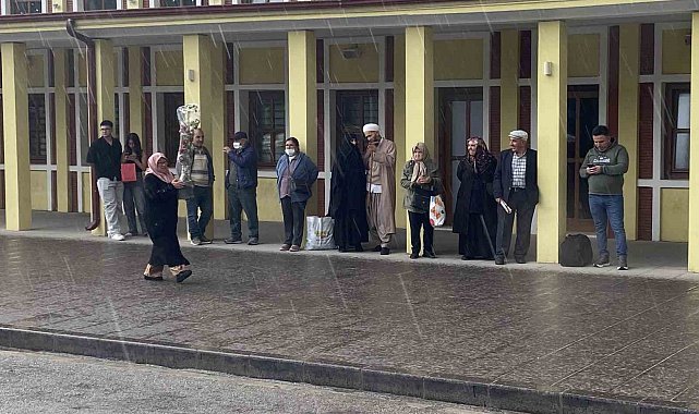 Vatandaşlar ıslanmamak için kapalı alanların girişlerine sığındı