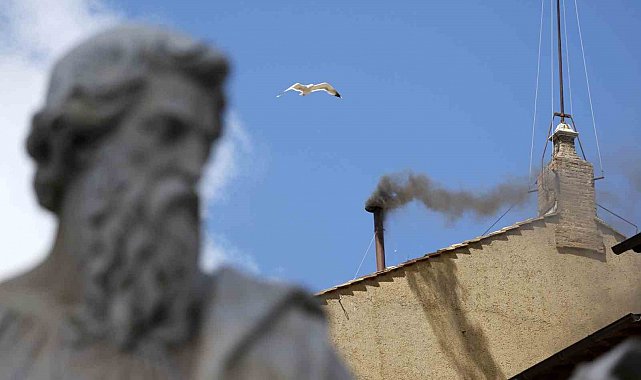 Vatikan'da bir kez daha siyah duman yükseldi