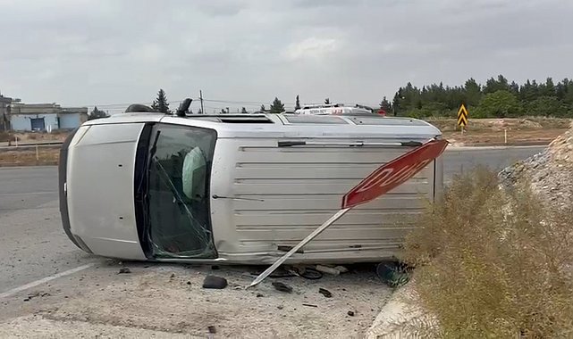 Viraja hızlı giren aracı 'DUR' tabelası durdurdu