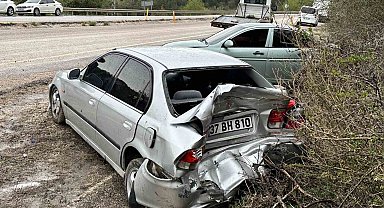 Virajı alamayan otomobil park halindeki araca çarptı: 4 yaralı