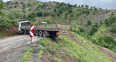 Virajlı yolda mahsur kalan tırı vatandaşlar kurtardı