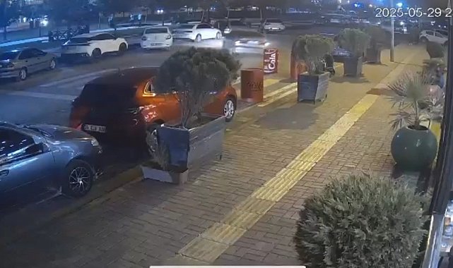 Viranşehir'de kaza anı kamerada: 2 yaralı