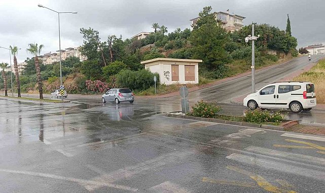 Yağışlı hava rampada kazaya neden oldu: 3 araç birbirine girdi, 1 yaralı