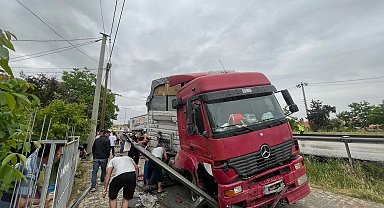 Yağmur kazayı beraberinde getirdi: Tır yan yola devrildi