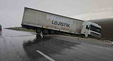 Yağmurdan kayganlaşan yolda tır şarampole düştü
