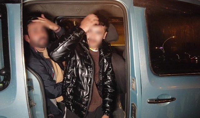 Yakalanan göçmenler gazetecileri görünce 'Yakışıklı' görünmek için saçlarını taradı