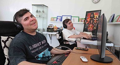 Yalnızca parmaklarını kullanabilen ikiz kardeşler bin parça besteledi