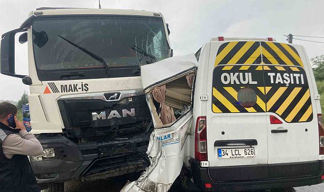 Yalova'da kamyon minibüsle çarpıştı: 3 yaralı