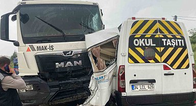 Yalova'da kamyon minibüsle çarpıştı: 3 yaralı