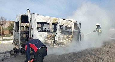 Yangın çıkan minibüs tamamen yanarak kullanılmaz hale geldi