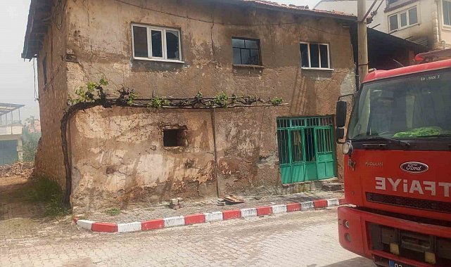 Yangında 75 yaşındaki adamın evi kullanılamaz hale geldi