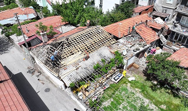 Yangında zarar gören evin tadilatı yapılıyor