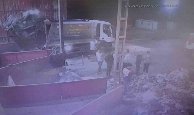 Yanlışlıkla çöpe atılan hatıra kolye 7 ton çöpün içinde bulundu