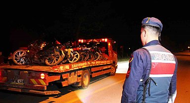 Yarışa başlayamadan jandarmaya yakalandılar: Çekici önünde poz verdiler